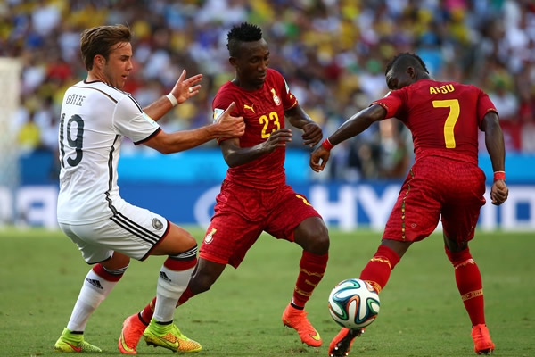 Aunque Götze no logró robar la pelota, Ghana no pudo llegar al área rival.