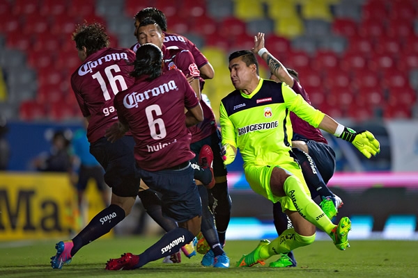 Gracias a la línea defensiva monarca, León no anotó pronto.