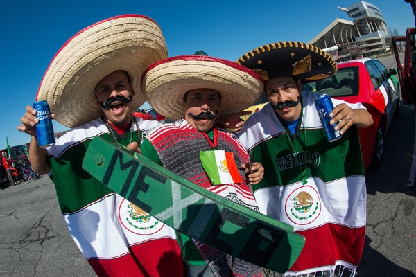 Gran ambiente afuera del estadio.