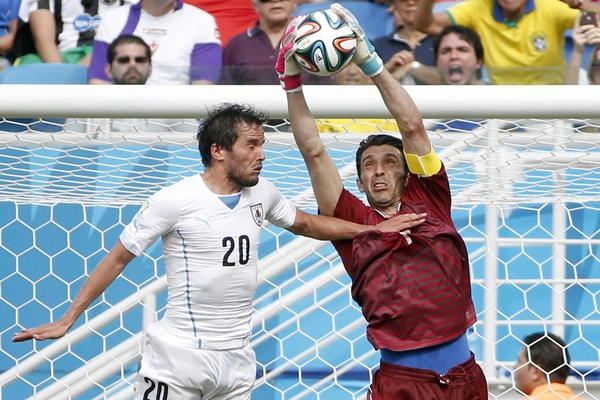 Gran atajada de Gianluigi Buffon.