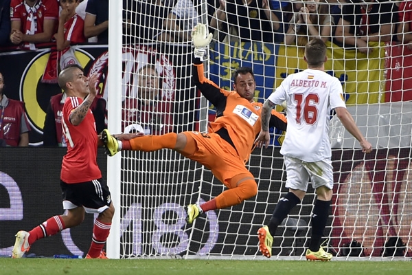 Gran atajada del portero del Sevilla, que salvó a su equipo en varias ocasiones.