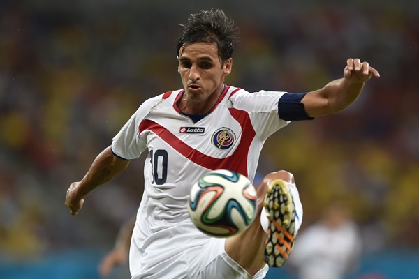 Gran control de Ruiz, pero no logró achicar al adversario.