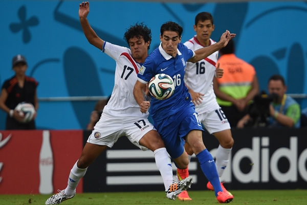Gran defensa Tica que cubrió a Christodoulopoulos.