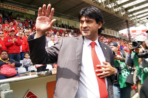 Gran recibimiento a Cardozo.