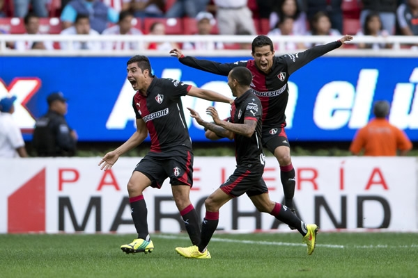 Gran servicio de González que Pérez terminó en gol.