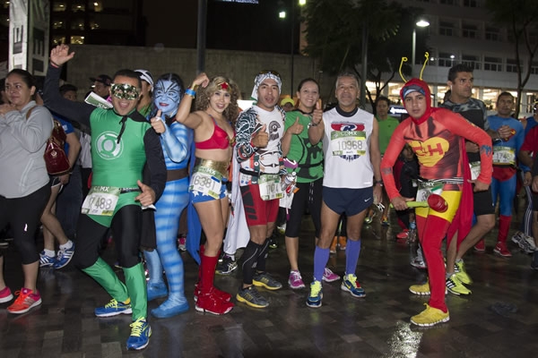Un grupo de super héroes querían salvar al mundo en el Maratón.