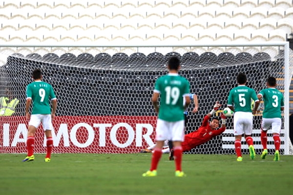 Gudiño atajó un penal al minuto tres.