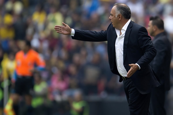 Guillermo Vázquez mostró tranquilidad en la banca.