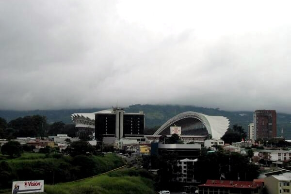 Hay una lluvia ligera en el Nacional de Costa Rica.