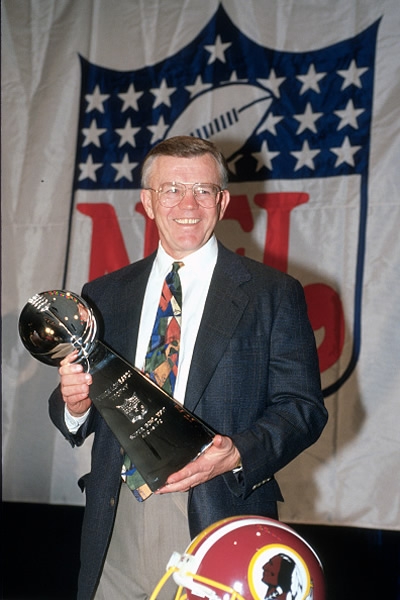 El head coach de Washington, Joe Gibbs, con el trofeo de la edición XXVI. 