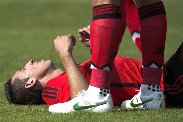 Héctor Herrera sufrió un golpe que lo obligó a salir de cambio.