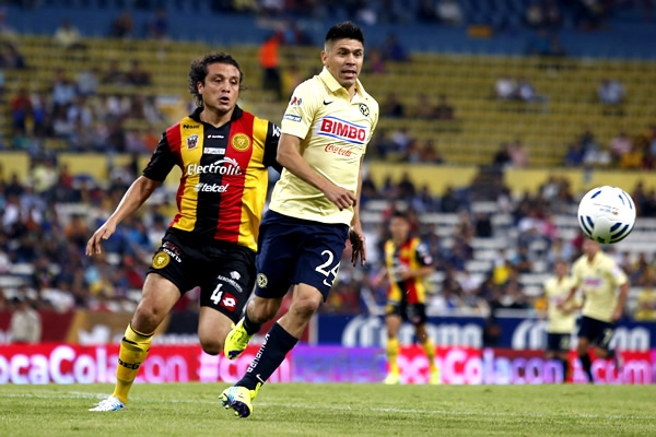 Héctor Reynoso marcó bien a Oribe Peralta.