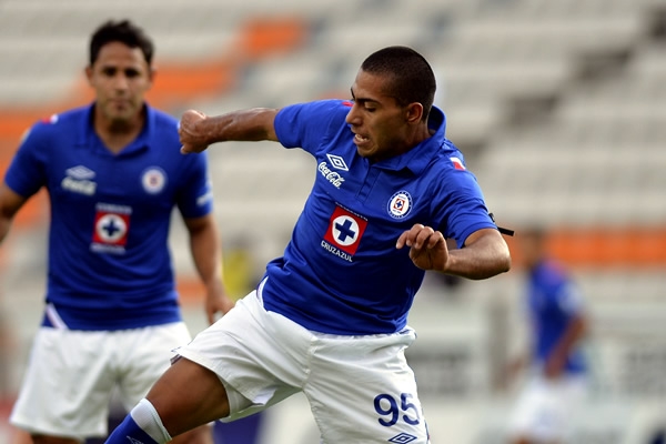 Henestrosa recibió la oportunidad en la lateral izquierda.