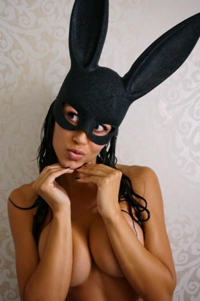 De herencia mexicana, Ana Cheri enamora con sus exóticas curvas. 