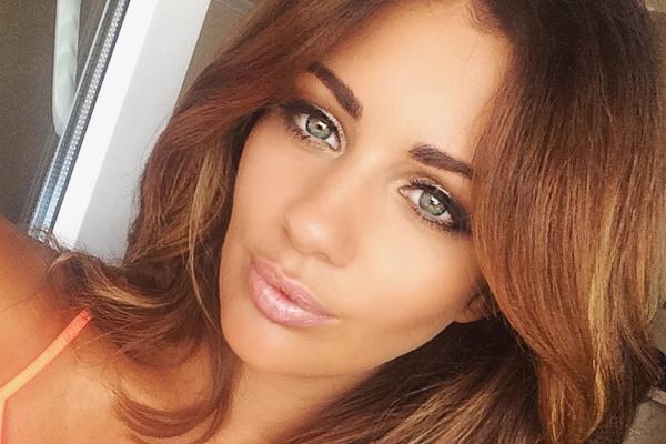 Con hermosos ojos y curvas irresistibles, te robará el aliento. 