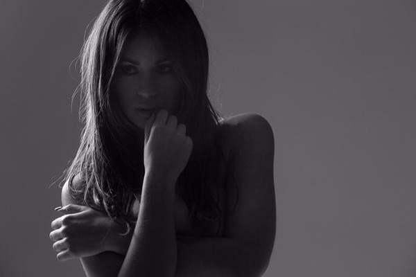 Con hermosos ojos y curvas irresistibles, te robará el aliento. 