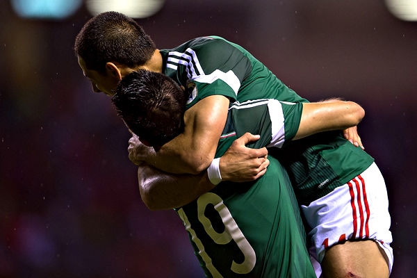 Hernández le reconoce a su compañero con su fetejo.