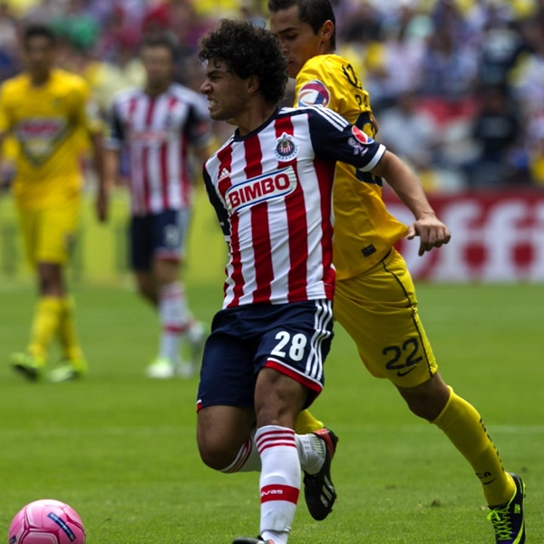 Hernández salió lesionado luego de un fuerte impacto con Mendoza.