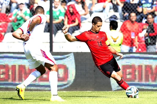 Hernández también generó jugadas afuera del área.