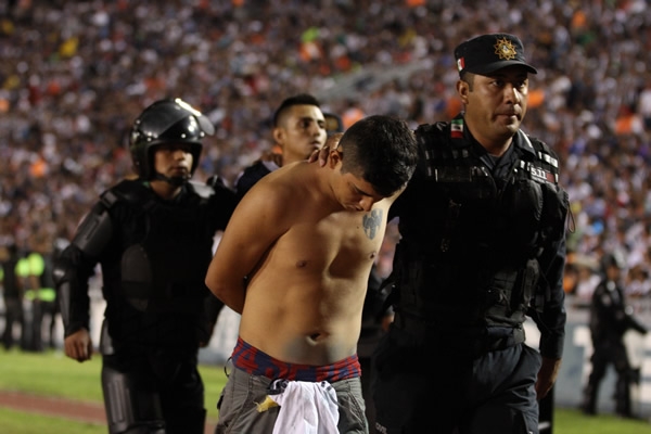 Hubo intervención de la autoridad por problemas en las tribunas.