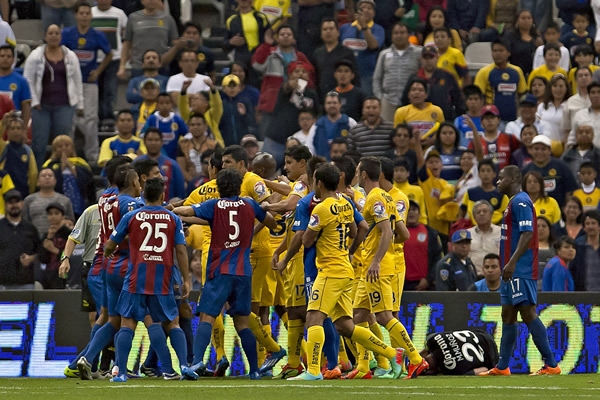 Hubo un conato de bronca que el árbitro rápidamente controló.