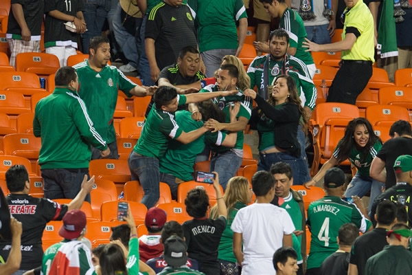 Hubo una pequeña pelea en las gradas.