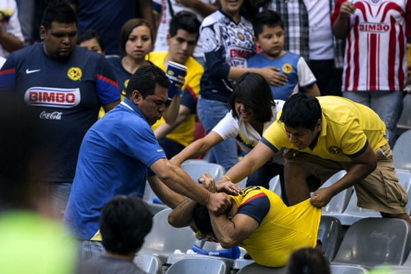 Hubo violencia en las tribunas.