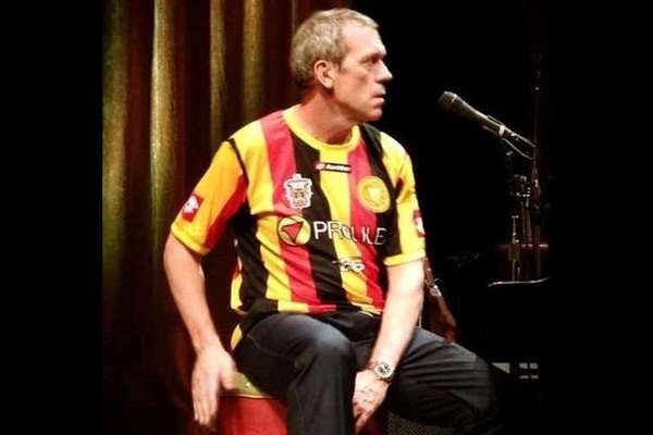 Hugh Laurie, el conocido Dr. House, como León Negro.