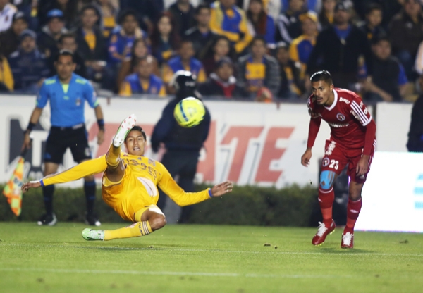 Hugo Ayala y RIcherd Ortiz peleaban con todo por el esférico.