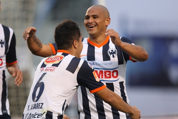 Humberto Suazo festejó con todo su doblete.