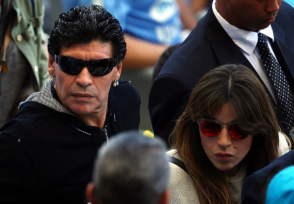 El ídolo y ex Campeón del Mundo, Maradona presente en el estadio.