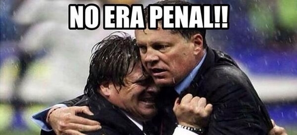 Esta imagen de Miguel Herrera con Ricardo Peláez fue usada para llorar el penal de Robben.