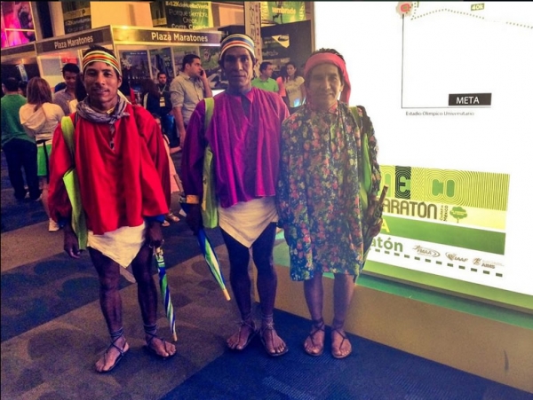 Indios Raramuri también participaron en la carrera capitalina.