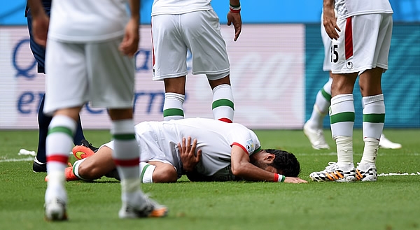 Irán y Bosnia han llenado de faltas la primera parte del encuentro.