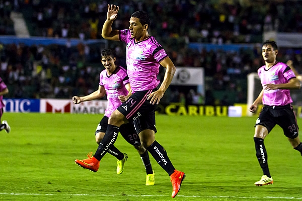 Isaac Díaz selló el triunfo de Jaguares con un derechazo.