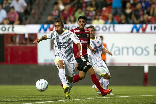 A Jaguares se le dificultó robar el balón a un astuto rival.