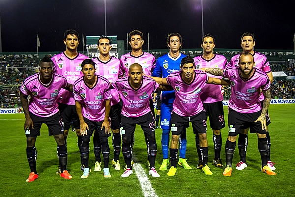 Jaguares salió ataviado de color rosa.