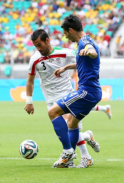 Jalal de Irán y Emir de Bosnia ya disputan el balón.