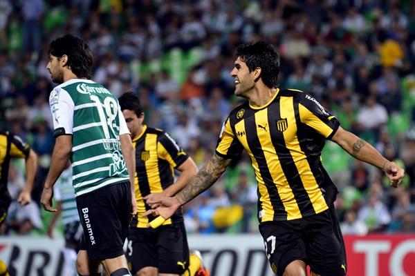 Javier Toledo abrió el marcador tras una falla de Abella.