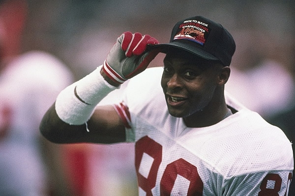 Jerry Rice con la gorra de Campeones de la NFL del Super Bowl XXIV. 