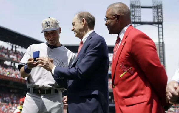 Jeter recibió un par de mancuernillas de la organización de St. Louis.