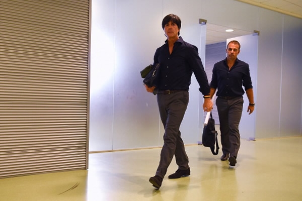 Joachim Low, DT de Alemania, llegó puntual.
