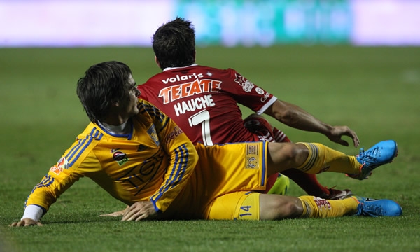 Jorge Manjarrez metía duro la pierna sobre un jugador de Tijuana.