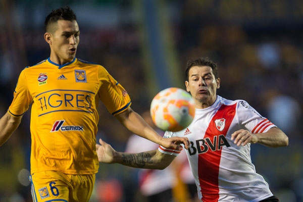 Jorge Torres Nilo pelea el balón con Rodrigo Mora.