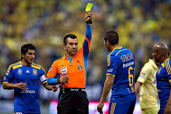 Jorge Torres Nilo se convirtió en el primer amonestado del partido.