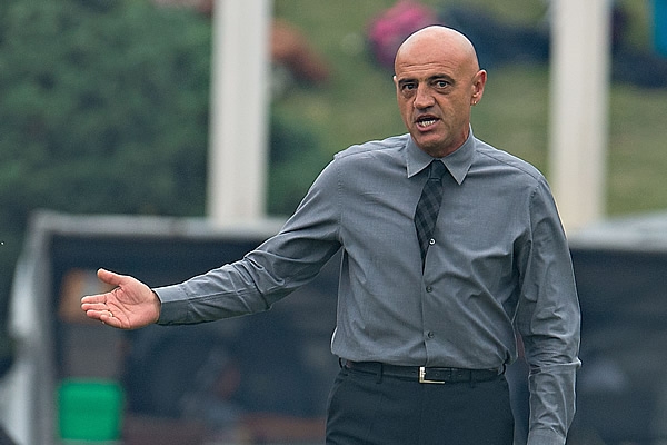 José Luis Sánchez Solá atento a su equipo.