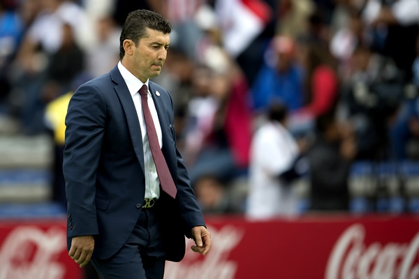 José Manuel de la Torre no la tiene nada fácil.