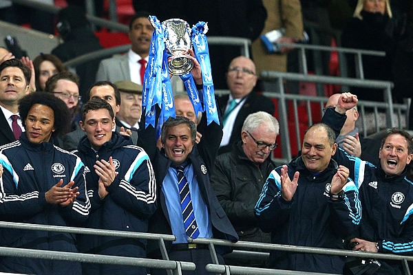 Jose Mourinho alzó la Copa durante la entrega.