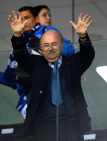 Joseph Blatter apareció en el palco de Curitiba.