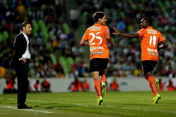El joven jugador Tuzo pone el aprietos a los Laguneros.